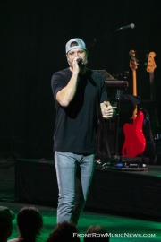 Walker-Hayes-350-20230413_FrontRowMusicNews
