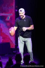 Walker-Hayes-411-20230413_FrontRowMusicNews